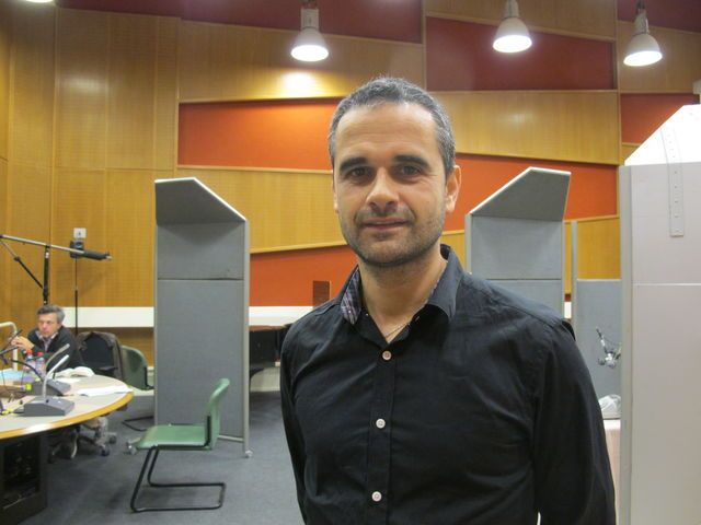 Vincent Hazard dans le studio d'enregistrement des Fictions de France Inter