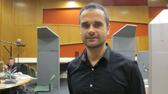 Vincent Hazard dans le studio d'enregistrement des Fictions de France Inter