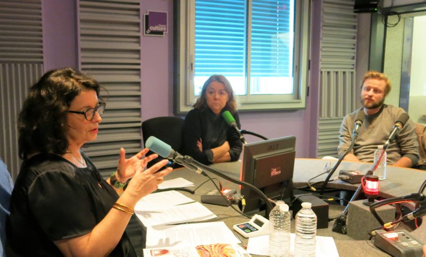 France Culture, studio 153, pendant l'émission... Aline Pailler, productrice, Laetitia Cénac, grand reporter à Madame Figaro & le comédien Stéphane Varupenne 528e Sociétaire (de g. à d.) à d.)