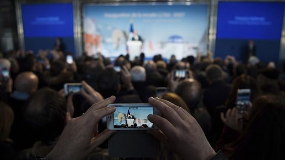 Les réseaux sociaux ont transformé les stratégies politiques traditionnelles ©AFP - BERTRAND LANGLOIS