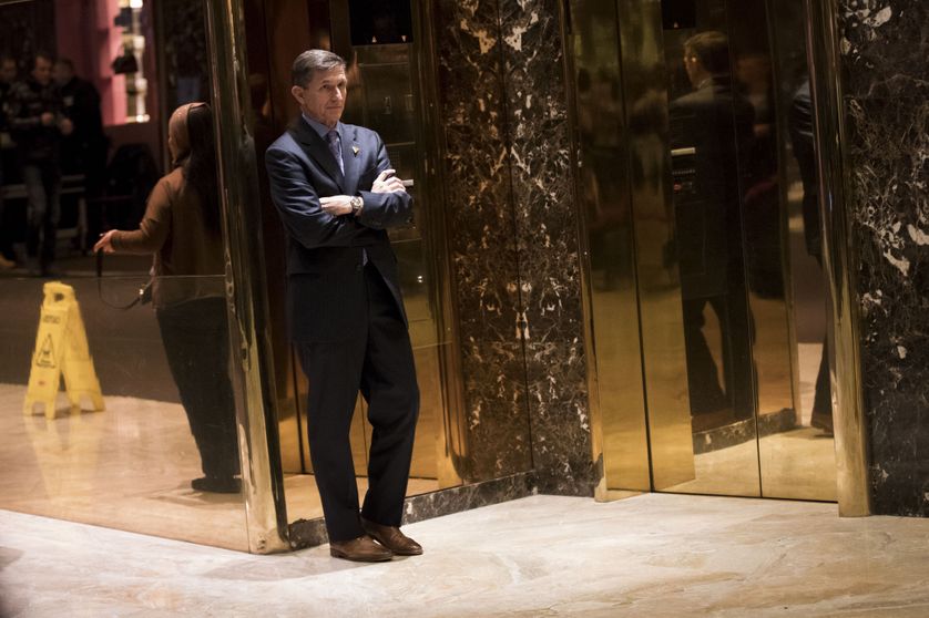 Le général Michael Flynn attendant l'ascenseur à la Tour Trump (New York) le 12 décembre