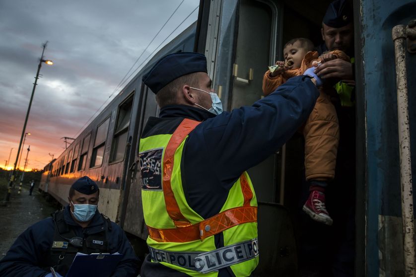 Un policier hongrois expulse migrants et réfugiés à la frontière croate, octobre 2015