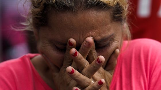 Épouse d'un détenu d'une prison de Manaus, où des luttes entre gangs ont fait 56 morts ©AFP - RAPHAEL ALVES