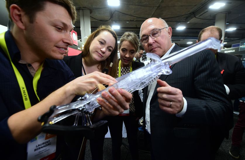 Les ministres du Numérique et des Finances face au 3Dvarius, violon imprimé en 3D à Las Vegas