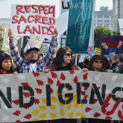 Des manifestants de Los Angeles soutiennent la tribu Sioux de Standing Rock dans son combat contre le pipeline DAPL