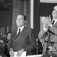 François Mitterrand et Georges Marchais lors du meeting unitaire de la gauche le 26 avril 1974, à Paris