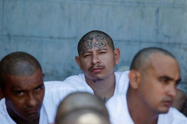 Des membres du gang Mara Salvatrucha (MS-13) attendant d'être escortés à leur arrivée à la prison de sécurité maximale à Zacatecoluca, au Salvador, 16 novembre 2016,