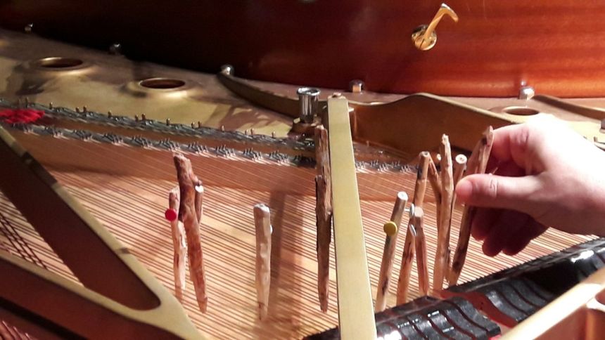 Détail du piano préparé par Benoît Delbecq au studio 106