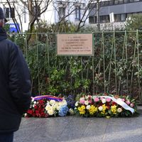 La plaque en hommage à Ahmed Merabet, l'une des victimes de l'attentat de Charlie Hebdo.