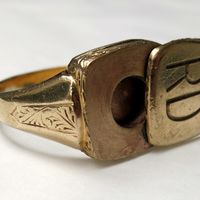 Chevalière destinée à cacher une pilule de cyanure, a appartenu au lieutenant René Drap de la mission Diane.