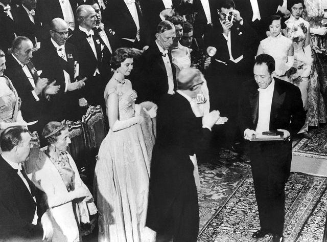 Albert Camus recevant le Prix Nobel de Littérature