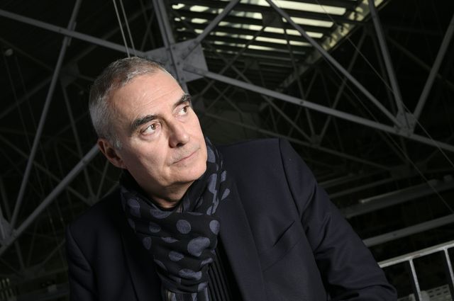 L'architecte et urbaniste Dominique Perrault pose dans son atelier à Paris le 8 avril 2016.