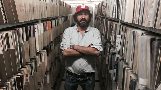 Mr. Oizo aka Quentin Dupieux dans les archives vinyles de Radiofrance - Matthieu Conquet