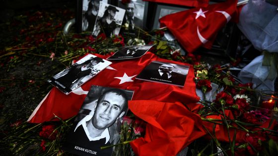 Hommage aux victimes de l'attentat du club Reina à Istambul le 3 janvier 2017 ©AFP - Bulent Kilic