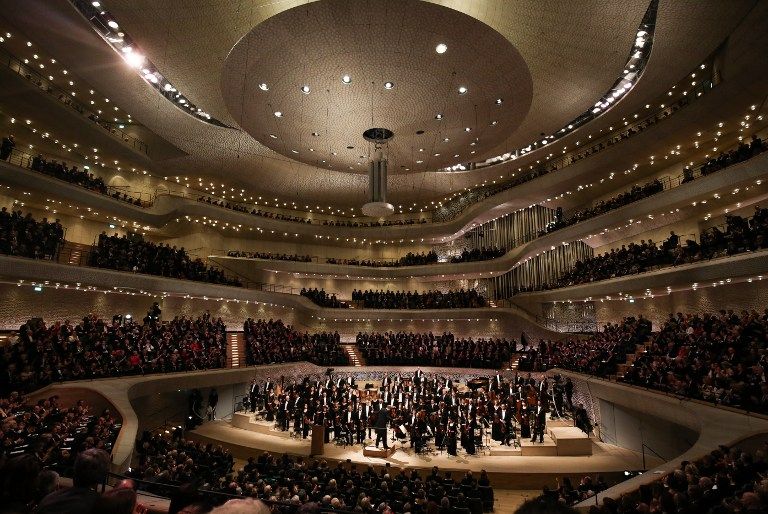 L'Orchestre NDR de l'Elbphilharmonie dirigé par Thomas Hengelbrock sur la scène de la grande salle