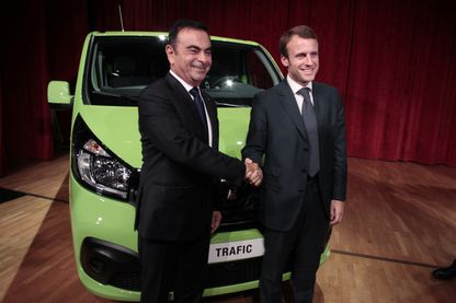 Carlos Ghosn (à gauche), le PDG de Renault, se serre la main avec Emmanuel Macron, alors ministre français de l'Economie, lors de l'inauguration d'une nouvelle usine de production le 30 septembre 2014 à Sandouville. Carlos Ghosn (à gauche), le PDG de Renault, se serre la main avec Emmanuel Macron, alors ministre français de l'Economie, lors de l'inauguration d'une nouvelle usine de production le 30 septembre 2014 à Sandouville.