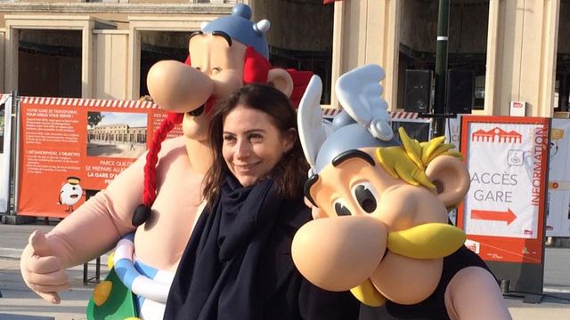 Anne Goscinny entourée d'Astérix et Obélix