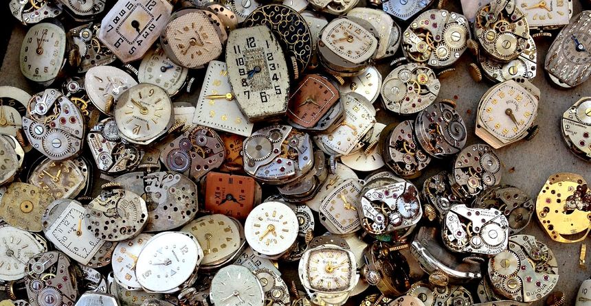 Des montres démontées.