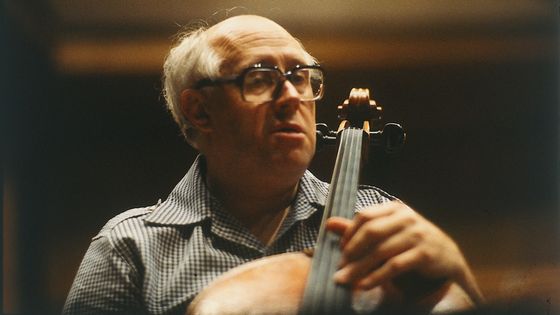 Mstislav Rostropovitch, violoncelliste et chef d'orchestre, notamment - Deutsche Grammophon - photo by Susesch Bayat