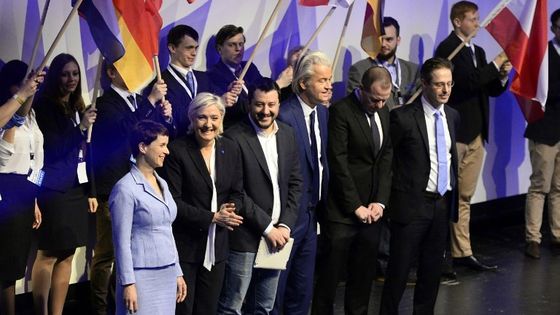 Frauke Petry (AfD) Marine Le Pen (FN), Matteo Salvino (Lega Nord) Geert Wilders (PVV) et les membres du groupe Europe des nations et des libertés du Parlement européen réunis à Coblence le 21/01/2017 ©AFP - Roberto Pfeil