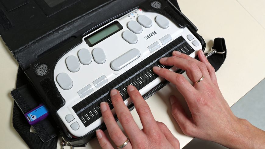 Les claviers en braille font partie des solutions adaptées pour utiliser un ordinateur