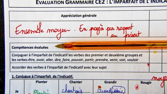 Cahier d'évaluation grammaire en CE 2 d'un petit écolier mention du maître d'école ensemble moyen en progrès par rapport au présent. 31 Mars 2016 ©Sipa - GILE MICHEL/SIPA