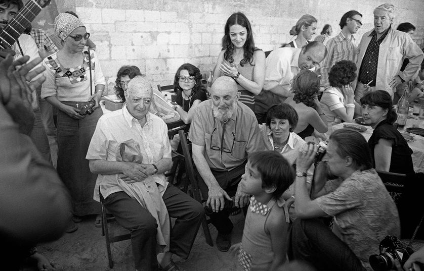 Brassaï (chemise blanche) et à sa gauche Ansel Adams aux Rencontres internationales de la photographie d'Arles 1974