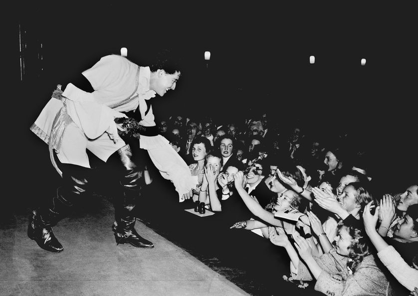 Le comédien Gérard Philipe est acclamé par le public à l'issue de la représentation du "Prince de Hombourg" avec la troupe du Théâtre National Populaire, le 22 juin 1953 à Hambourg.