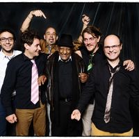 Le groupe Akalé Wubé et le musicien Girma Bèyènè au centre