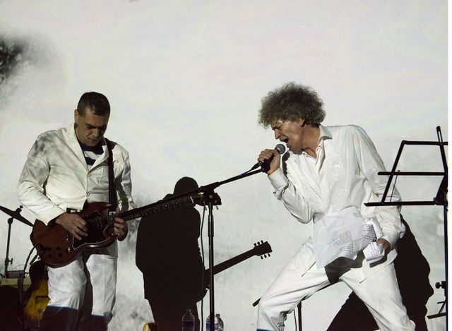 Robert Combas au micro et Lucas Mancione à la guitare