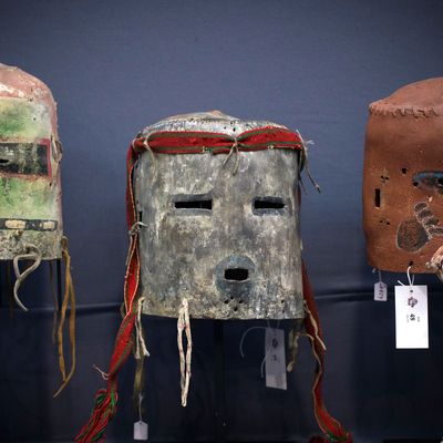 A Paris, fin 2013, des masques sacrés de tribus apaches locuteurs de la langue Hopi , étaient exhibés et mis en vente aux enchères au profit de riches collectionneurs occidentaux et orientaux