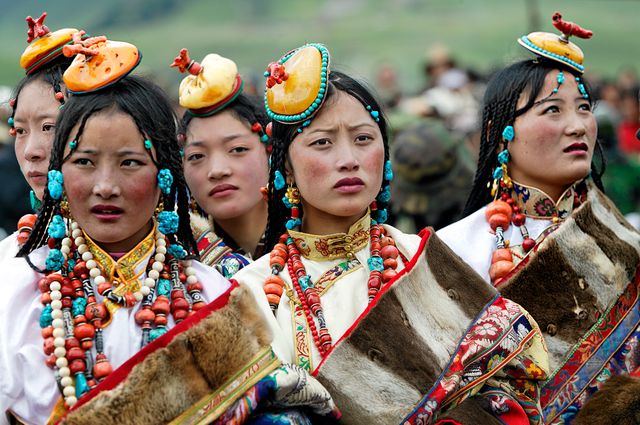 Femmes portant leurs parures (Tibet)