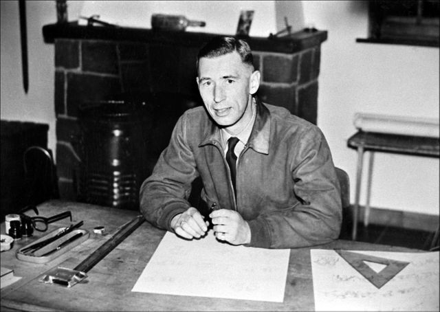 Hergé dans son studio à Bruxelles (date indeterminée)