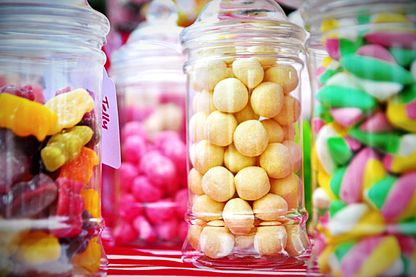 ♪ "Je vous ai apporté des bonbons, parce que les fleurs c'est périssable" ♫ chantait Jacques Brel. Mais le problème, c'est que les bonbons, c'est poison ! ♪ "Je vous ai apporté des bonbons, parce que les fleurs c'est périssable" ♫ chantait Jacques Brel. Mais le problème, c'est que les bonbons, c'est poison !