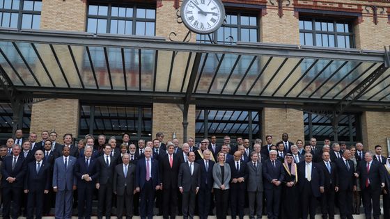Le Président Hollande entouré des participants à la Conférence sur la paix sur le Proche-Orient ©AFP - CEM OZDEL / ANADOLU AGENCY