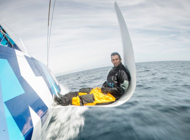 Armel Le Cléach' assis sur l'un des ces foils.
