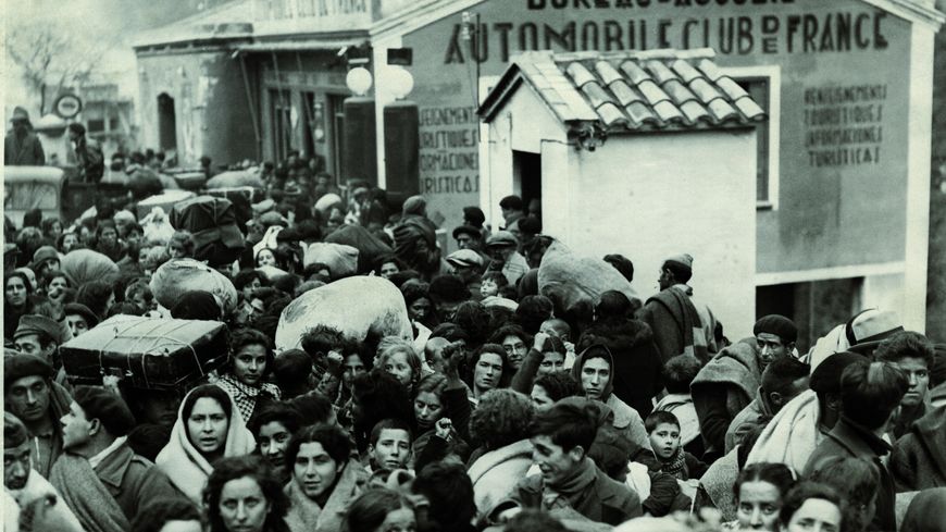 La foule des réfugiés au Perthus