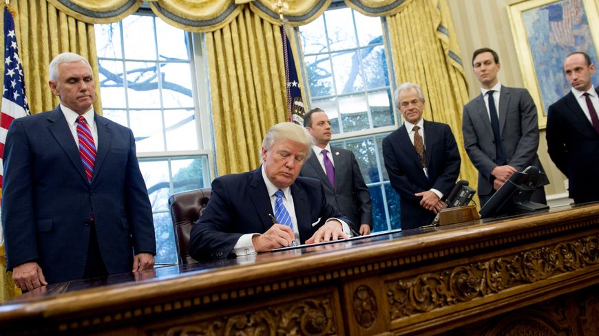 Donald Trump signe un décret pour suspendre le financement d'ONG soutenant l'IVG