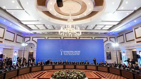 Première journée de pourparlers entre représentants du régime syrien et de l'opposition, à Astana ©AFP - KIRILL KUDRYAVTSEV