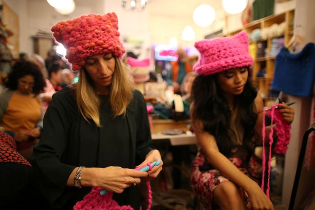 Les organisatrices de la campagne Pussyhat tricotent les bonnets roses à distribuer à la marche des femmes