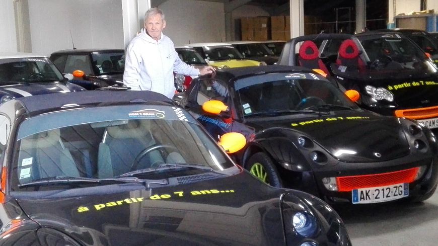 Jean-Michel Fabre et les voitures de son entreprise