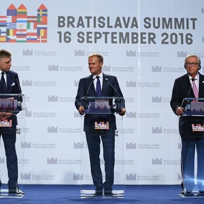 Le Premier ministre slovaque Robert Fico, le président du Conseil Européen Donald Tusk et le Président de la commission européenne Claude Junker lors du sommet de Bratislava, le premier sommet européen depuis le vote du Brexit. 16 septembre 2016