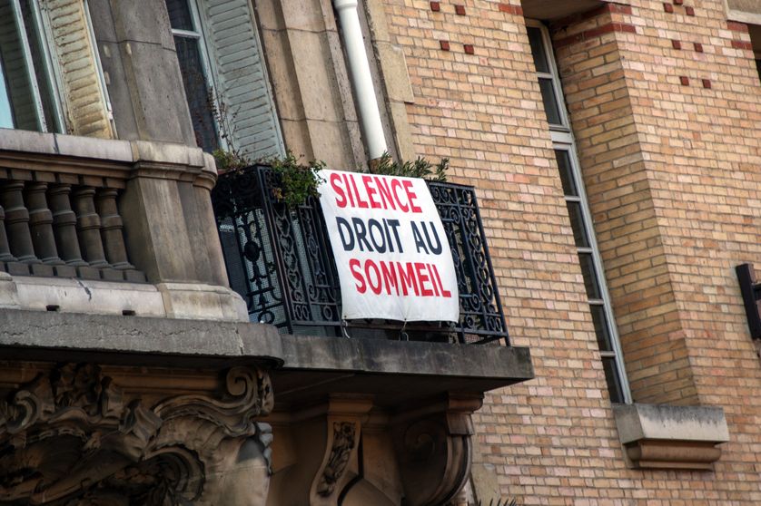 Une pancarte contre le bruit à côté du Carreau du Temple, dans le 3e arrondissement de Paris