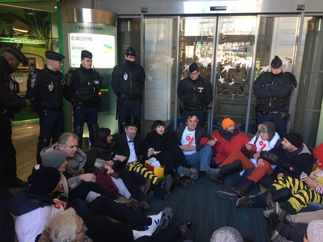 devant la BNP à Opéra, Paris, lors de l'action d'Attac le 6 janvier