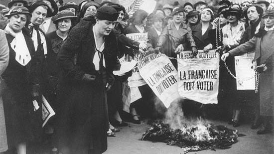 La militante Louise Weiss entourée de sufragettes, en 1935