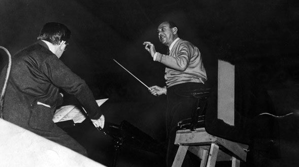 Arnold Schoenberg dirige le Los Angeles Philharmonic Orchestra en 1935. Courtesy of the Herald-Examiner Collection, Los Angeles Public Library.