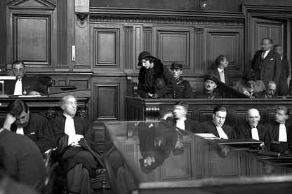 10 octobre 1934. Violette Nozière, accusée d'avoir empoisonnée ses parents, à la Cour d'Assises de Paris. 10 octobre 1934. Violette Nozière, accusée d'avoir empoisonnée ses parents, à la Cour d'Assises de Paris.