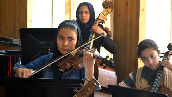 Le premier orchestre afghan 100% féminin en concert à Davos