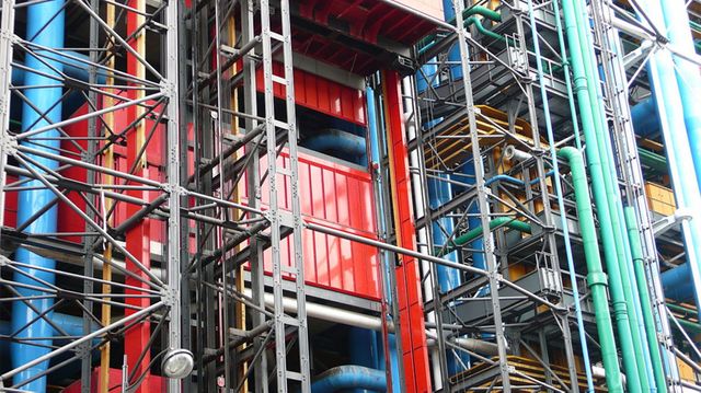 Le Centre Pompidou vu de la rue Beaubourg