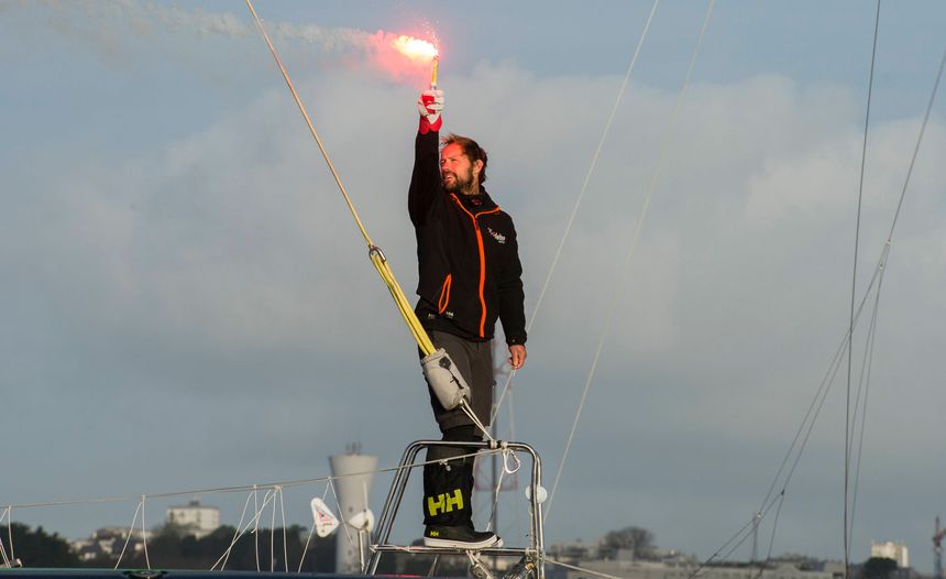 Thomas Coville lors de son arrivée du tour du monde en solitaire et en multicoque